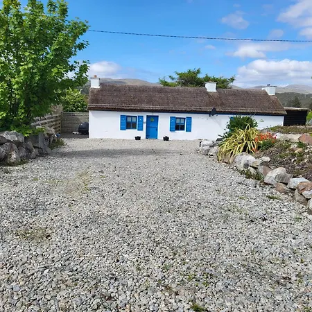 Beautiful Donegal Thatched Adderwal With Hot Tub Holiday home Doochary